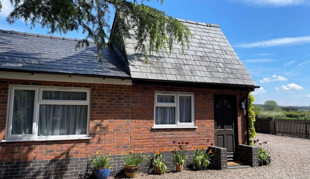 HARVEST MOON COTTAGE, with a garden in Bishop's Frome