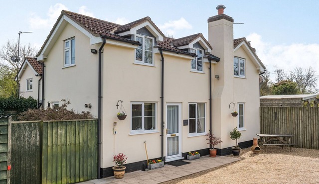 HARVEST MOON, family friendly, with open fire in Grundisburgh