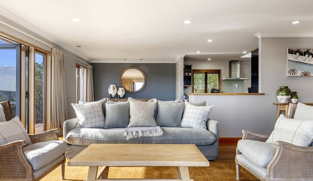 Harvey Lake House - stylish comfort with lake views