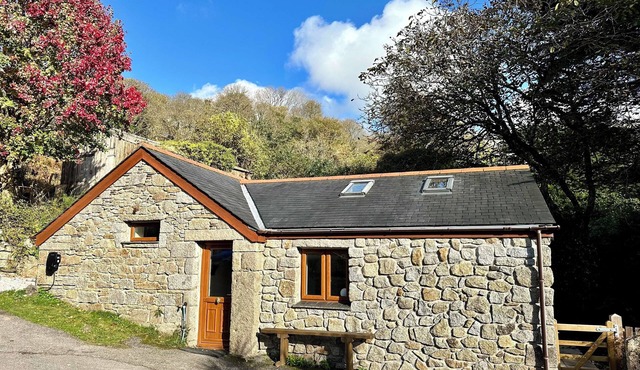 HARVEY'S HOUSE, pet friendly, with hot tub in Helston