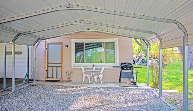 Harvey’s House - Peaceful Fort Gibson lake area studio w/carport on 3 acres