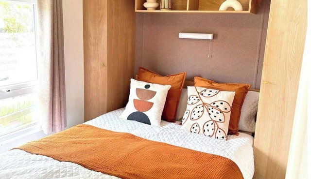 Harwich - Caravan - Sleeps 10 - Garden - Pool