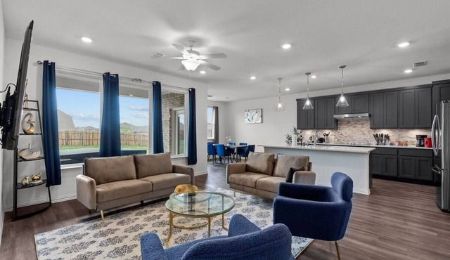 Haslet House · Luxury and Spacious Family Retreat w Jacuzzi