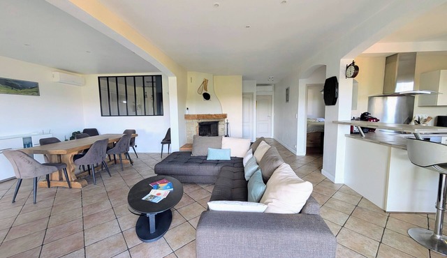 Hasparren, family apartment 114m², garden and view, sleeps 6.