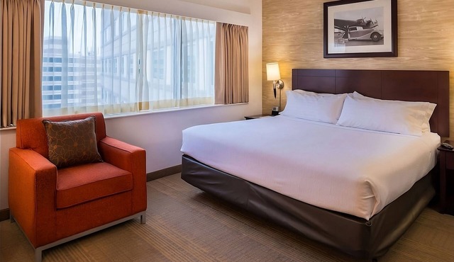 Hassle-free Stay w/Complimentary Airport Shuttle, Pets are Welcome!