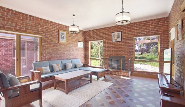 Hasting Homestead by Ready Set Stay