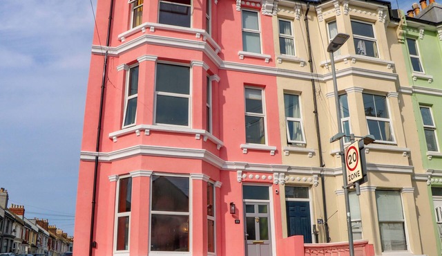 HASTINGS HEIGHTS, pet friendly, character holiday cottage in Hastings