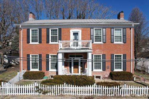 Hatchery House Bed & Breakfast