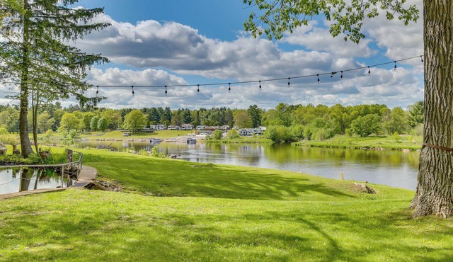 Hatfield Family Home on Lake Arbutus: Boat & Hike