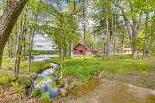 Hatfield Family Home on Lake Arbutus Boat and Hike