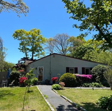 Hauppauge 2BR Near LIRR, Airport & Stony Brook
