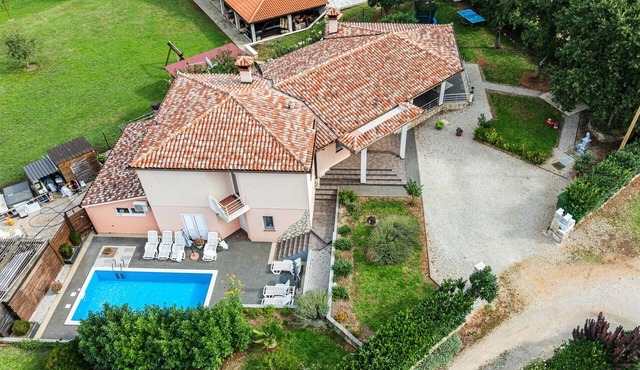 Haus D&E with private Pool by 22Estates