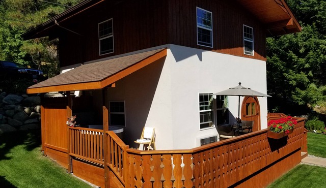 Haus Hanika B&B-The Chalet- Private hot tub Only 1 Mile from Downtown!