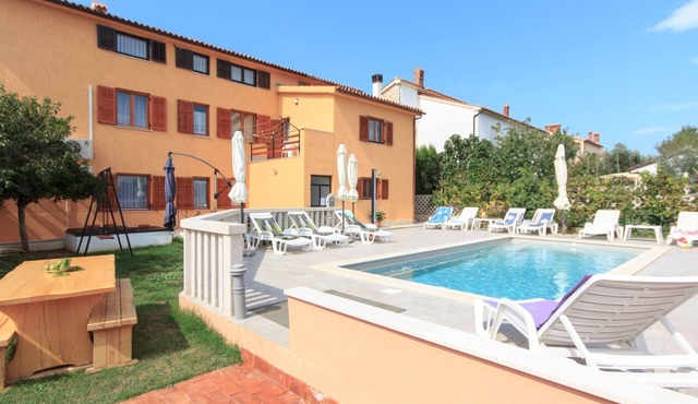 Haus in Vinkuran mit Pool und Bergblick by Interhome