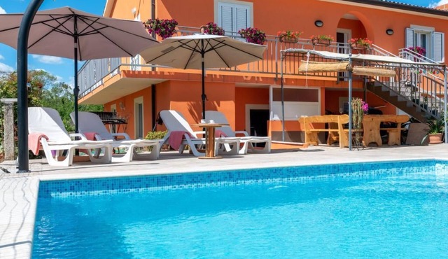 Haus Orange - Familienfreundliche Lage mit Pool by Interhome