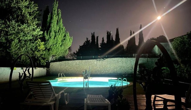 Haut de maison et piscine dans un domaine viticole