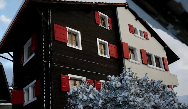 HAUTE-NENDAZ VILLAGE: LARCH 1898 4-STOREY/4-ROOM/6-PERSON CHALET/PARKING.