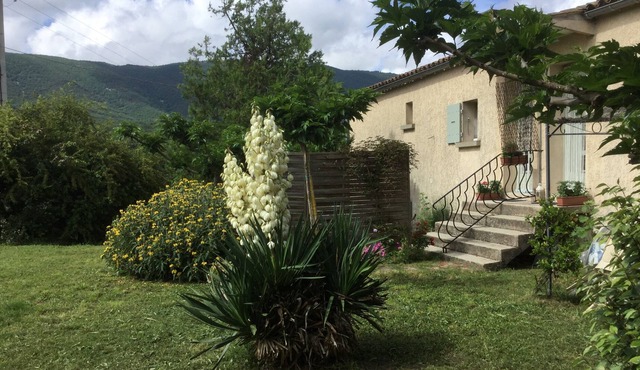 Haute-Provence, charming gîte at the foot of the Grand Luberon