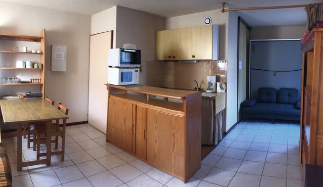 Hautes-Pyrénées Studio, quiet building, private parking, near the center