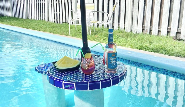 Have a great relaxing time with the whole family in this pool getaway!