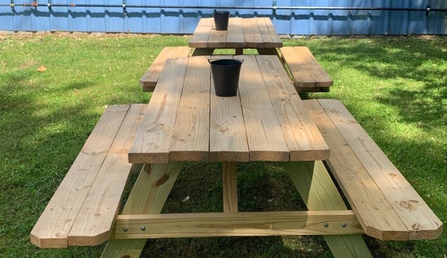 Have a group and looking for places to stay near Windrock?