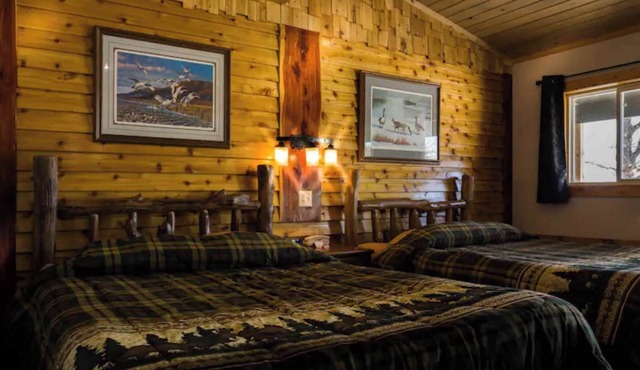 Have a peaceful getaway in Room 18 - The Duck Blinds - Curriers Lakeview Lodge