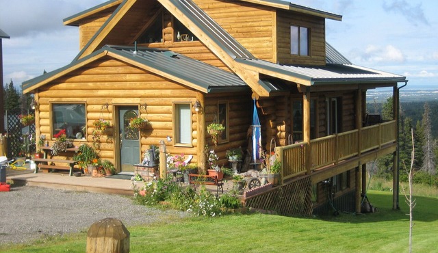 Have an Authentic Log Cabin Alaskan 5 Star experience at "The Eagles Nest"