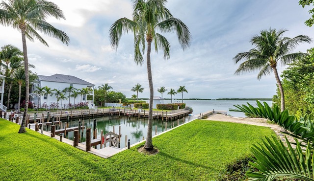 Have Fun at this Beachfront Paradise with Outdoor Pools, Free Parking!