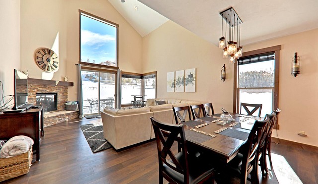 Have Fun/Relax in a Gorgeous Mountain Home, Well Equipped, Great Location
