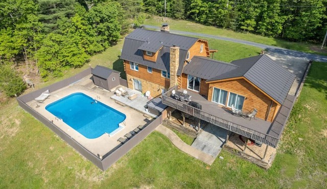 Have it All, Heated Pool, Hot Tub & Secluded Lake!