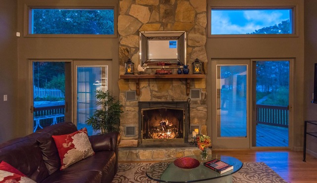 Have it all! Lakefront, Pool & Skiing & Gym! 5 Bedrooms