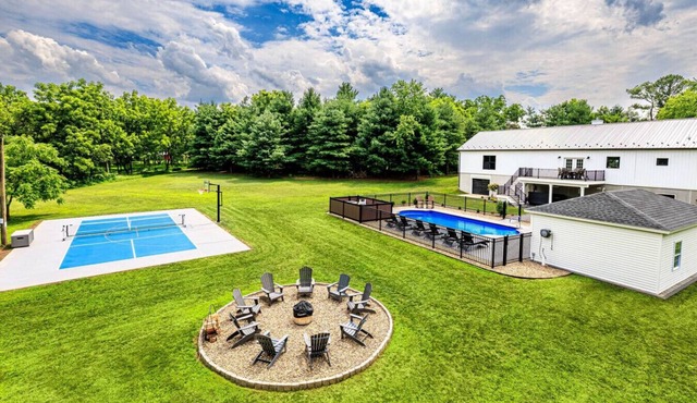 Haven 651, Modern Luxury near Historic Gettysburg and Liberty Mountain Ski Resort - Your Exclusive Escape! Private Seasonal Pool, Hot Tub, Pickleball, and even a Playground!