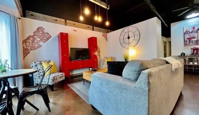 Haven at Hazel ~ Downtown Studio, stylish and centrally located on the square.