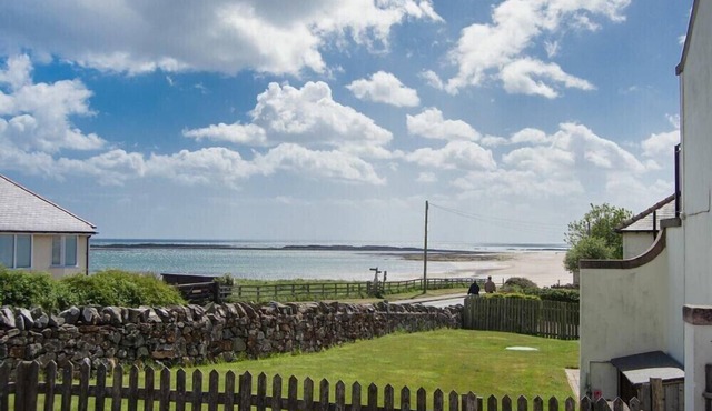 HAVEN COTTAGE, family friendly in Low Newton-By-The-Sea