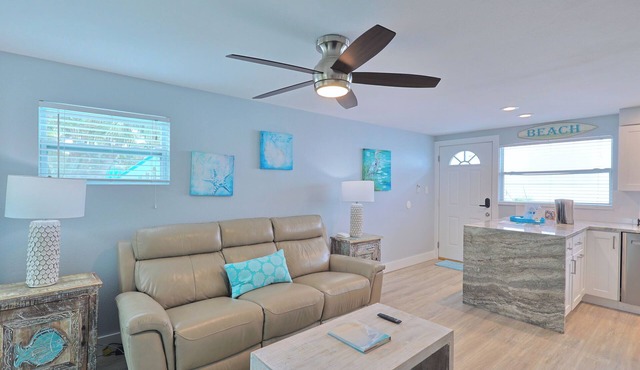 Haven cottage Across street from beach and Heated Pool