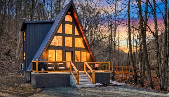 Haven Haus, Modern Black A-Frame in Hocking Hills, Hot Tub + Sauna
