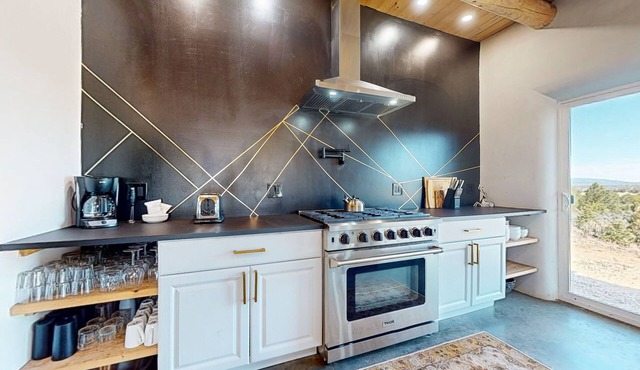 Haven in Arroyo Hondo: Stylish 4-Bedroom Retreat with Stunning Views