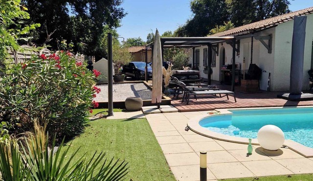 Haven of peace with heated pool, 30 minutes from Bordeaux and the ocean.