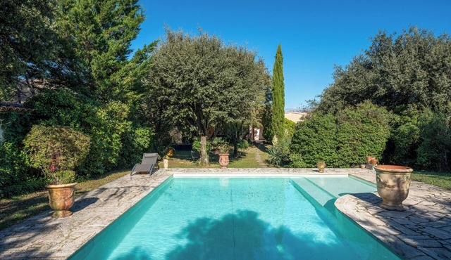 Haven of peace with private pool and large garden - near Avignon
