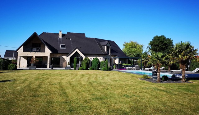 Haven of peace with family or friends, house with large swimming pool and pergola