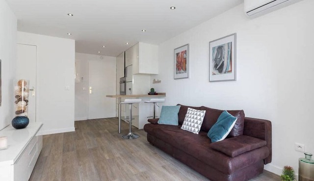 Haven of Peace: 1-Br Terrace with Sea View & Pool