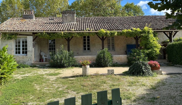 Haven of peace: 8-person gîte with swimming pool in Boisse