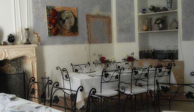 Haven of peace between vineyards and scrubland close to Avignon, Nîmes and Uzès