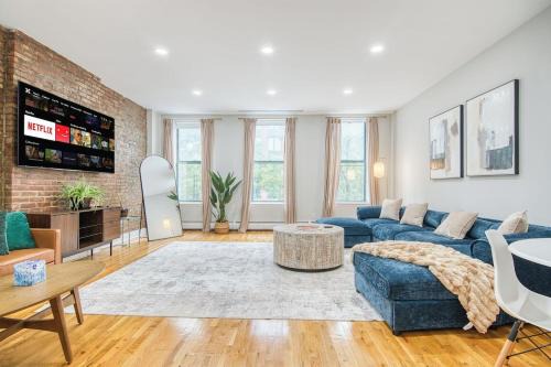 Haven on Bruckner Sprawling 2BR w King Bed fast WiFi 20 minutes to Times Square