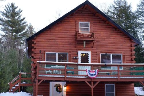 Haverhill Hideout: Secluded Log Cabin with Hot Tub for Family Relaxation