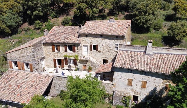 Havre de paix en pleine nature dans le mas provençale de l'Etournelle