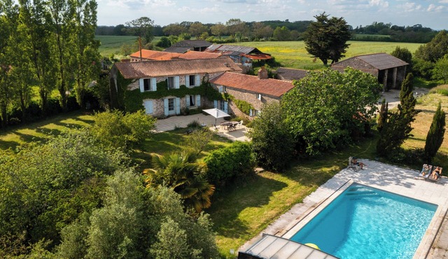 Havre de Paix: Country house with swimming pool and large garden, close to the sea.