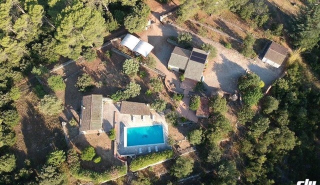 Havre de paix. lavande, oliviers et cigales sont vos voisins.