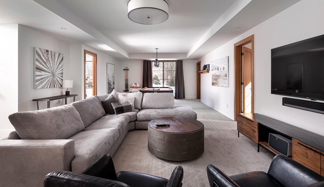 Havre Tremblant | Ski-in/out | 5060 sq.ft Luxury Townhouse | Hot TubGarage & Pet friendly & Shuttle