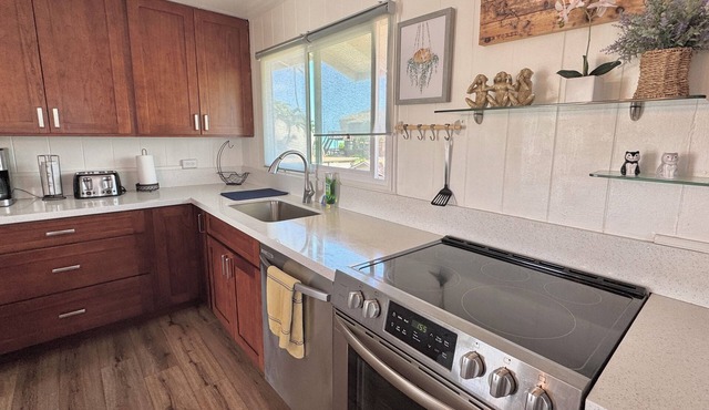 Hawaiian style house, private access to the beach, great location.